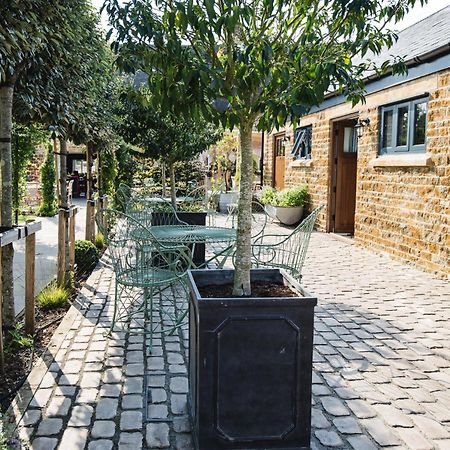 The George Inn Barford St Michael Zewnętrze zdjęcie The courtyard at The Old Post Office