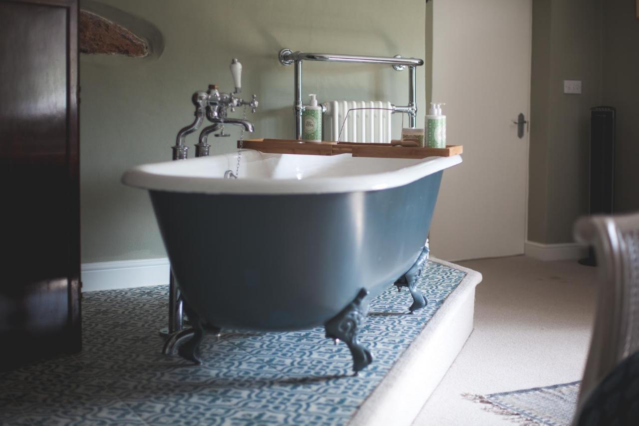 The George Inn Barford St Michael Zewnętrze zdjęcie A freestanding bathtub