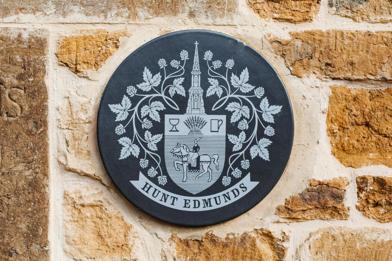 The George Inn Barford St Michael Zewnętrze zdjęcie Hunt Edmunds' coat of arms