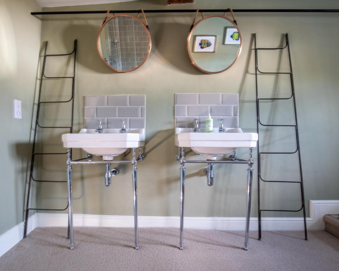 The George Inn Barford St Michael Zewnętrze zdjęcie A pair of decorative metal ladders
