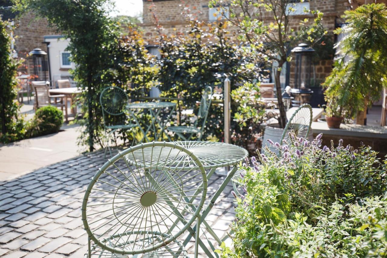 The George Inn Barford St Michael Zewnętrze zdjęcie The courtyard at the Old Parsonage