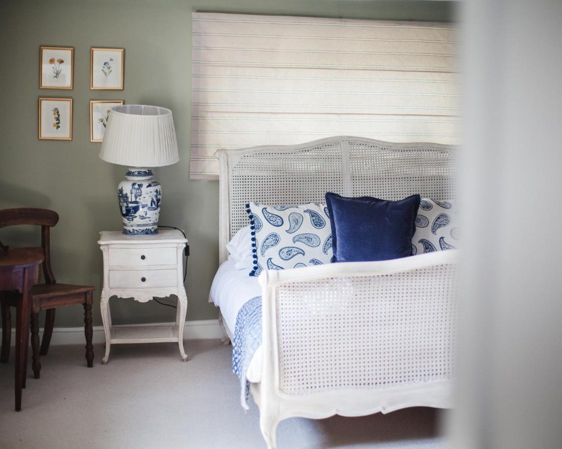The George Inn Barford St Michael Zewnętrze zdjęcie A bedroom with a blue and white color scheme