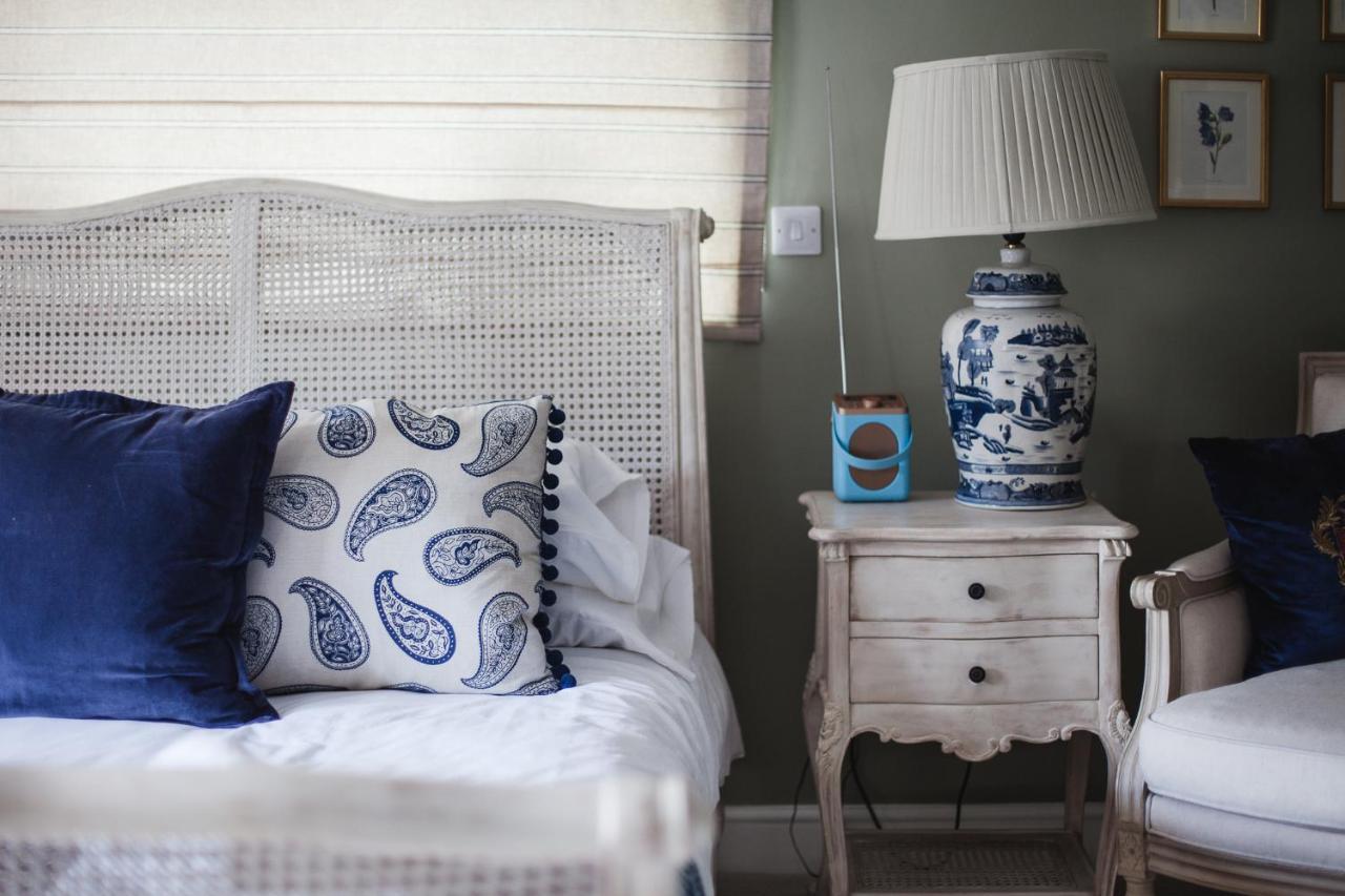 The George Inn Barford St Michael Zewnętrze zdjęcie A bedroom with a blue and white colour scheme
