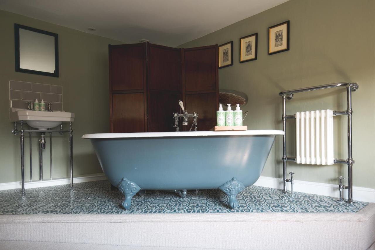 The George Inn Barford St Michael Zewnętrze zdjęcie A freestanding bathtub