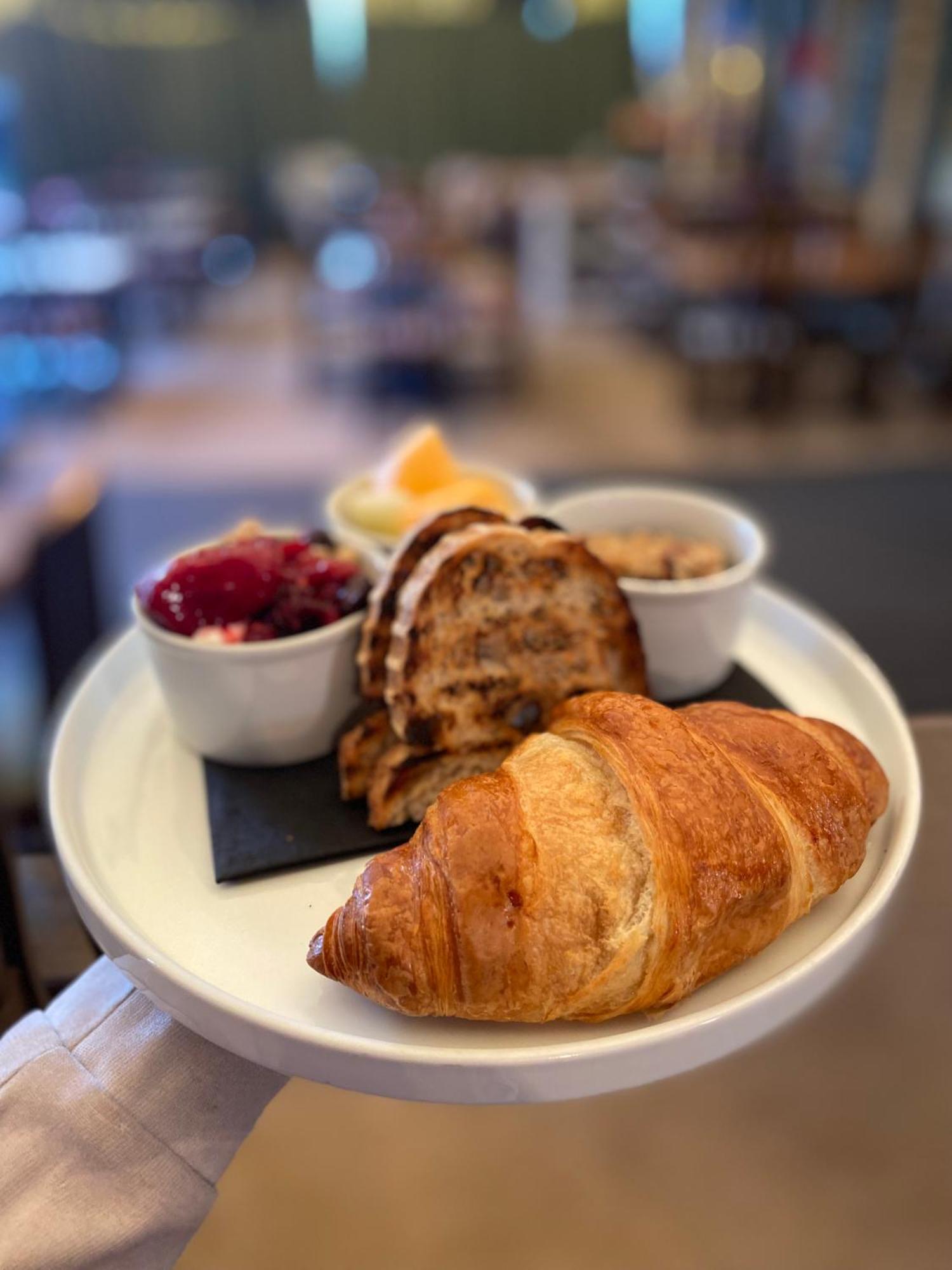 The George Inn Barford St Michael Zewnętrze zdjęcie Croissant and jam